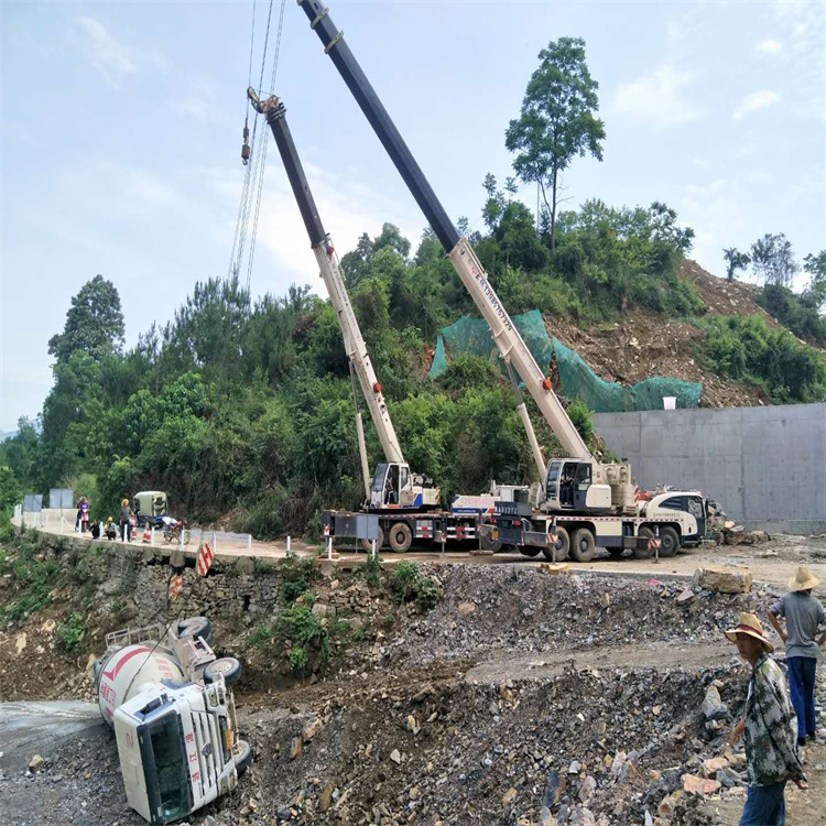怀来县汽车掉沟里叫吊车救援要多少钱